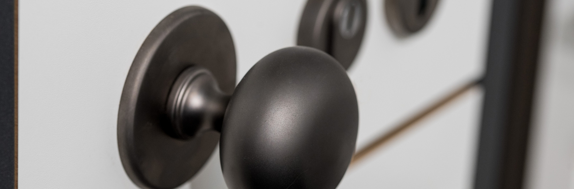 Zwart deurbeslag bij Postma en Postma